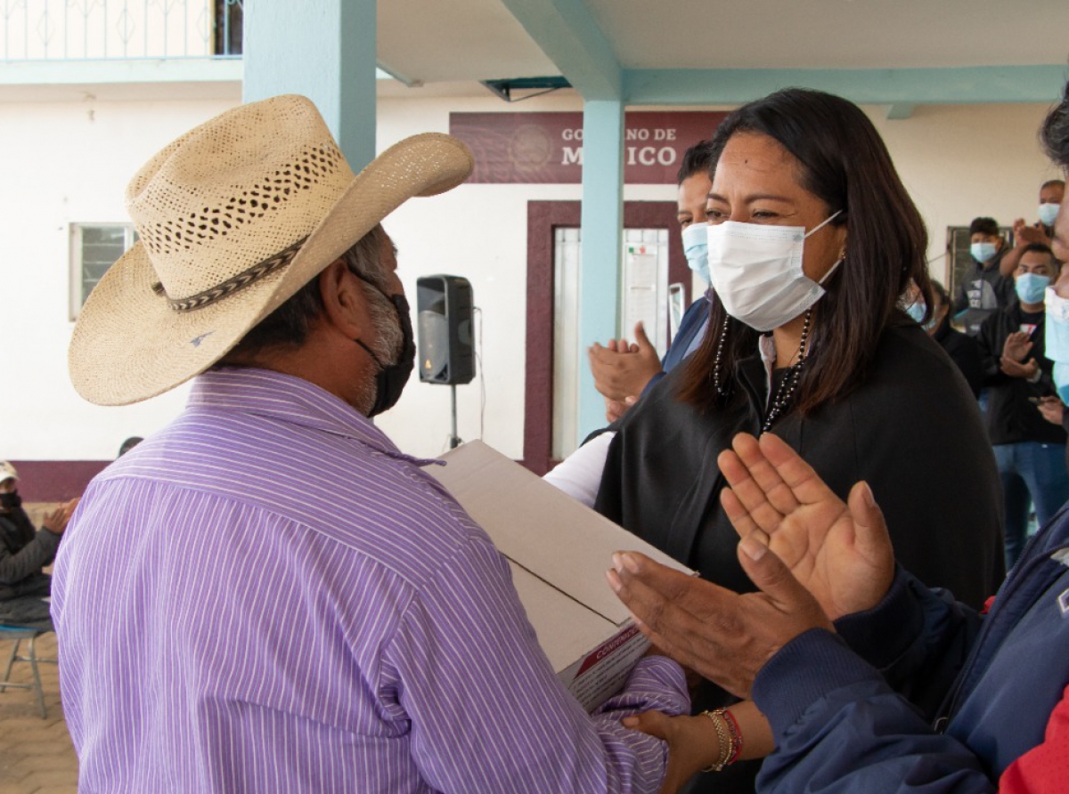 DIF municipal entrega en manos de los beneficiarios, despensas en comunidades de Atlixco